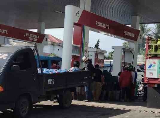 Breaking News, Antrian Gelon Terjadi di SPBU Malalayang, Ada Apa?