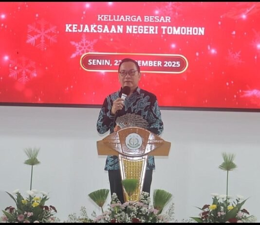 Hadiri Ibadah Natal Kejari Tomohon, Walikota : Wujudkan Natal dengan Kasih