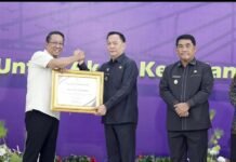 Bentuk Posbankum, Walikota Caroll Terima Penghargaan dari Menkum RI