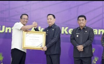 Bentuk Posbankum, Walikota Caroll Terima Penghargaan dari Menkum RI