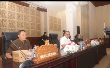 Sekdakot Roring Hadiri Paripurna Calon Pengganti Pimpinan DPRD Tomohon