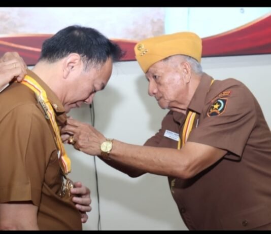 Kontribusi dan Perhatian pada Veteran, Walikota Tomohon Dianugerahi Bintang LVRI